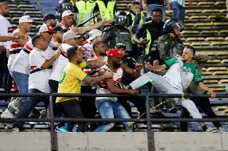 ¡En pleno estadio!  Tremenda bronca entre fans del Atlético Nacional y Sao Paulo (VIDEO)