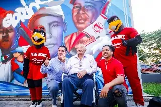 A sus 104 años, 'Charrascas' Ramírez devela histórico mural de El Águila de Veracruz 