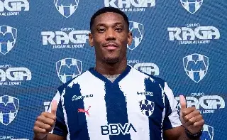 ¡Sonó la alerta sísmica en plena presentación de Anthony Martial con Rayados! (VIDEO)
