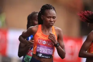 Tres años de suspensión por dopaje a keniana dueña del récord mundial de maratón 