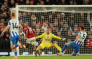Manchester United sufre pero gana y se coloca en puestos de Champions League