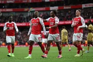 Arsenal se aferra al liderato de la Premier League