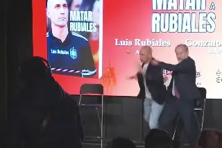 Agreden con huevos a Luis Rubiales, en la presentación de su libro (VIDEO)