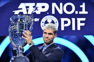 Carlos Alcaraz recibe trofeo como número 1 del mundo