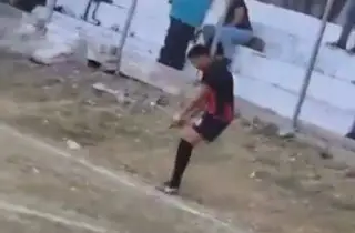 ¡Se calentaron los ánimos! Futbolista de Atlante saca un arma de fuego en pleno juego (VIDEO)