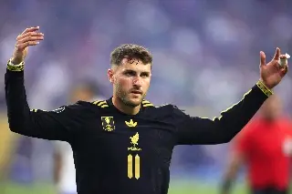 Santi Giménez sería operado y pone en riesgo su participación en el Mundial