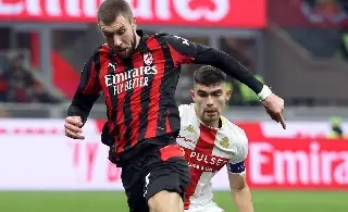 El AC Milan de Santiago Giménez le empata en el último minuto al Genoa de Johan Vásquez