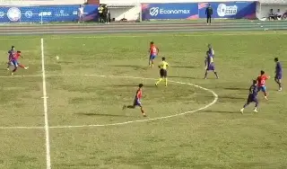 ¡Desde más de medio campo! Golazo en el juego del Racing de Veracruz (VIDEO)