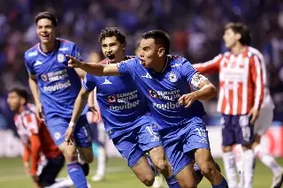 En un gran partido, Cruz Azul le quita el invicto a las Chivas