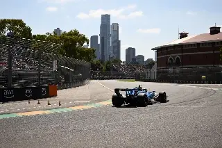 Accidentado regreso para 'Checo' Pérez en la F1, así le fue en la primera práctica libre (VIDEO)