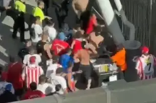 ¡Lamentable! Pelea campal entre aficionados previo al Chivas vs Atlas en Estados Unidos (VIDEOS)