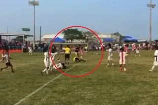 Frente a niños, árbitro es golpeado en canchas de Veracruz (VIDEO)