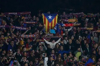 ¡Lamentable! Aficionados del Barcelona lanzan objetos contra autobús del Atlético de Madrid
