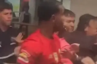 ¡Fuerte pelea entre jugadores del América y Toluca en los pasillos del Estadio Azteca! (VIDEOS)