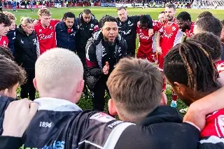 Ex Tiburón se estrena como DT en Inglaterra y salva a su equipo del descenso