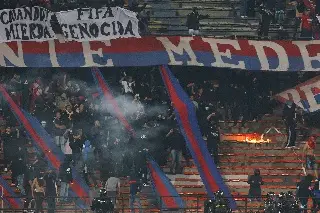 Fans prenden fuego en pleno estadio y cancelan juego de la Copa Libertadores (VIDEO)