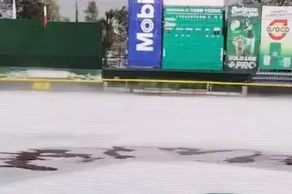 ¡Increíble! El estadio de Puebla se viste de blanco por granizada (VIDEO) 
