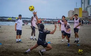¡Sol, playa y fútbol! Piratas FC entrena en la playa previo a la Revelations Cup