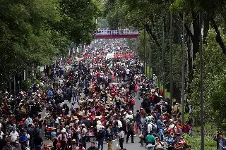 Manifestantes de la CNTE marchan rumbo al Estadio Azteca previo al Mundial 2026