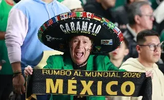 Le quitan su sombrero a Caramelo tras aventarlo a jugadores de Colombia (VIDEO)