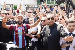 Mohamed Salah llega a Turquía para firmar con su nuevo equipo