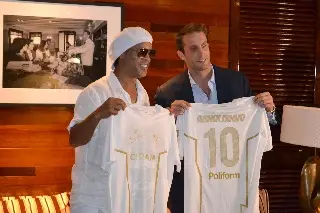 ¡Salió del retiro! Ronaldinho llega a Italia para sumarse a su nuevo equipo 
