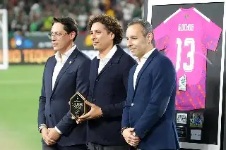 ¡Honor a quien honor merece! Ochoa recibe homenaje de la Selección Mexicana 