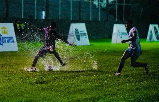 ¡No era un campo, era una alberca! Racing empata en la lluviosa Córdoba 