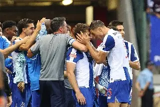 Santiago Giménez se queda en la banca y Porto registra paso perfecto 