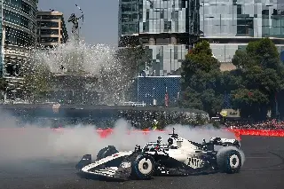 Checo Pérez se luce con show run en Paseo de la Reforma (VIDEO)